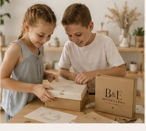 Bruno y Emma preparando un pedido en su taller